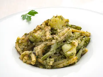 Casarecce con pesto, judías verdes y patata, la receta italiana de Arguiñano: "Sencilla, de temporada y con ingredientes muy baratos" Casarecce con pesto, judías verdes y patata, la receta italiana de Arguiñano: "Sencilla, de temporada y con ingredientes muy baratos"