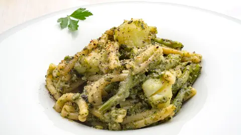 Casarecce con pesto, judías verdes y patata, la receta italiana de Arguiñano: "Sencilla, de temporada y con ingredientes muy baratos" Casarecce con pesto, judías verdes y patata, la receta italiana de Arguiñano: "Sencilla, de temporada y con ingredientes muy baratos"