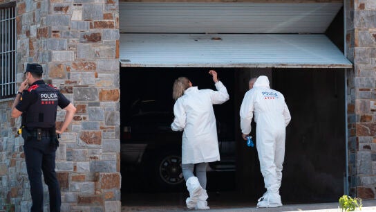 Agentes de los Mossos d'Esquadra realizan su trabajo en el lugar de los hechos