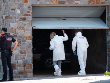 Agentes de los Mossos d'Esquadra realizan su trabajo en el lugar de los hechos Agentes de los Mossos d'Esquadra realizan su trabajo en el lugar de los hechos