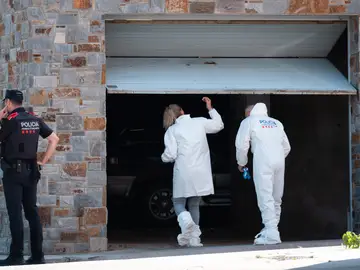 Agentes de los Mossos d'Esquadra realizan su trabajo en el lugar de los hechos Agentes de los Mossos d'Esquadra realizan su trabajo en el lugar de los hechos