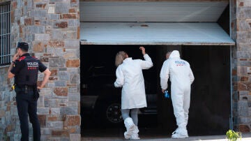 Agentes de los Mossos d'Esquadra realizan su trabajo en el lugar de los hechos