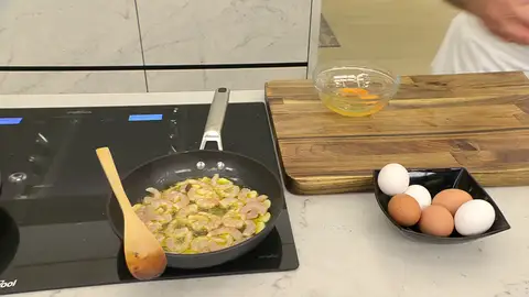 Antes de que empiecen a dorarse, sazona las gambas, agrégalas a la sartén Antes de que empiecen a dorarse, sazona las gambas, agrégalas a la sartén