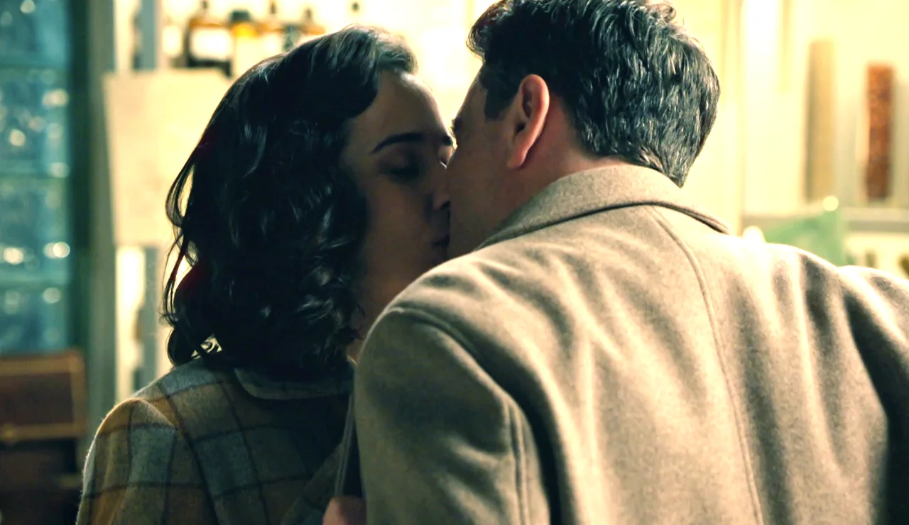 Gabriel le roba un beso a Cristina en el laboratorio... ¡Y le roba las llaves!