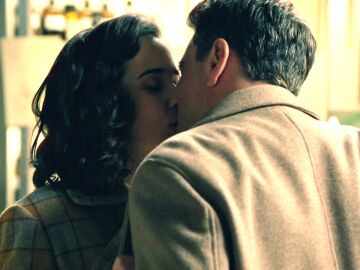 Gabriel le roba un beso a Cristina en el laboratorio... ¡Y le roba las llaves! 