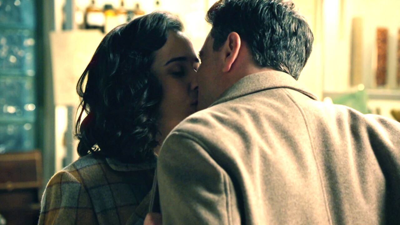 Gabriel le roba un beso a Cristina en el laboratorio... ¡Y le roba las  llaves!