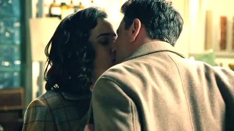 Gabriel le roba un beso a Cristina en el laboratorio... ¡Y le roba las llaves! Gabriel le roba un beso a Cristina en el laboratorio... ¡Y le roba las llaves!