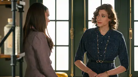 Fina y Marta acuerdan visitar a la doctora Borrell para el proceso del embarazo Fina y Marta acuerdan visitar a la doctora Borrell para el proceso del embarazo