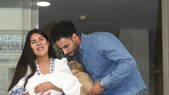 Isa Pantoja y Asraf, a la salida del hospital
