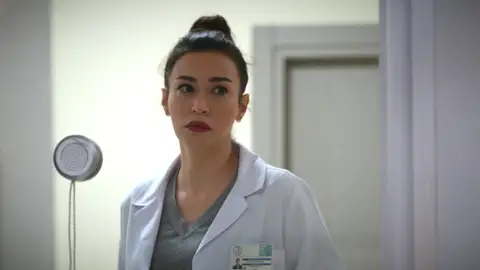 Timur y Bahar mantienen una emotiva conversación, llena de lágrimas, y Rengin… ¡lo ve todo! Timur y Bahar mantienen una emotiva conversación, llena de lágrimas, y Rengin… ¡lo ve todo!