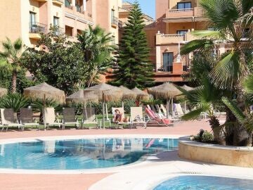 Imagen de archivo de la piscina de un hotel Imagen de archivo de la piscina de un hotel