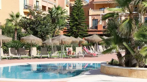 Imagen de archivo de la piscina de un hotel Imagen de archivo de la piscina de un hotel