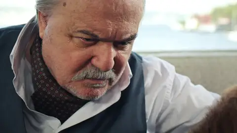 Halis pierde el control y humilla a Ifakat: “¡Si vuelves a fallar, acabarás como Sultan!” Halis pierde el control y humilla a Ifakat: “¡Si vuelves a fallar, acabarás como Sultan!”