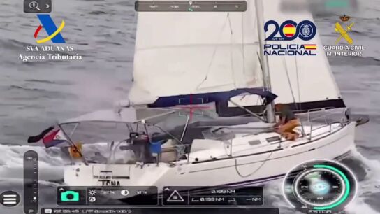 Dos narcotraficants prenden fuego a un velero cargado de coca&iacute;na cerca de Canarias