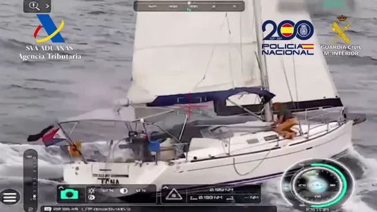 Dos narcotraficants prenden fuego a un velero cargado de cocaína cerca de Canarias Dos narcotraficants prenden fuego a un velero cargado de cocaína cerca de Canarias