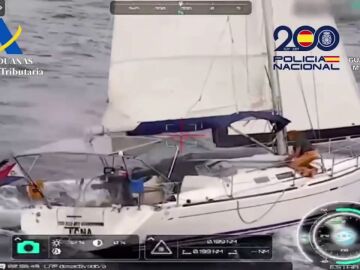 Dos narcotraficants prenden fuego a un velero cargado de cocaína cerca de Canarias