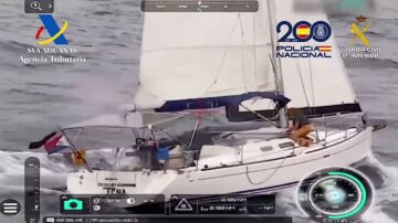 Dos narcotraficants prenden fuego a un velero cargado de cocaína cerca de Canarias