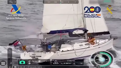 Dos narcotraficants prenden fuego a un velero cargado de cocaína cerca de Canarias Dos narcotraficants prenden fuego a un velero cargado de cocaína cerca de Canarias