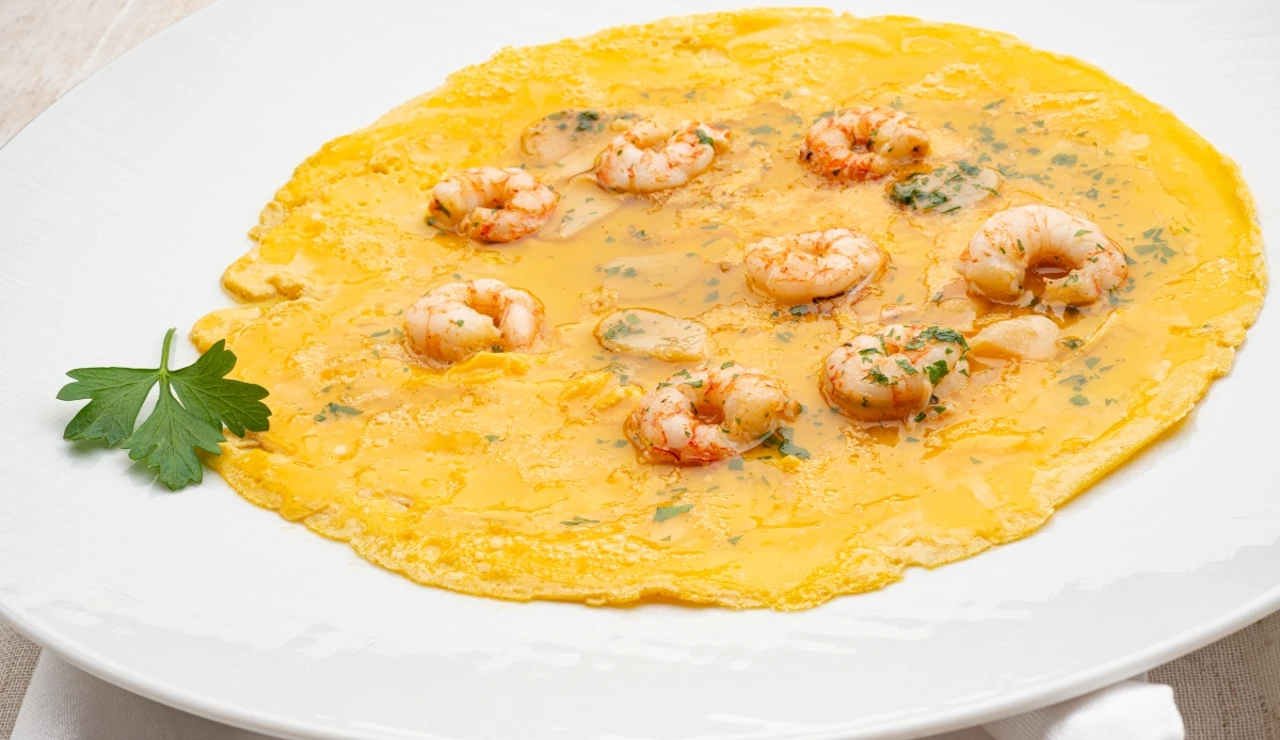 ¿Cena ligera o almuerzo exprés? Elabora la receta de tortilla vaga de gambas de Arguiñano sin renunciar a lo saludable