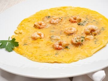 ¿Cena ligera o almuerzo exprés? Elabora la receta de tortilla vaga de gambas de Arguiñano sin renunciar a lo saludable