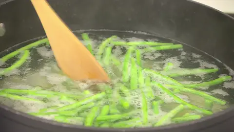 Cuando las patatas y las judías lleven 4-5 minutos, agrega la pasta Cuando las patatas y las judías lleven 4-5 minutos, agrega la pasta