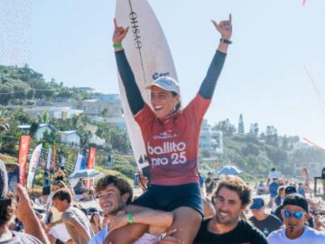 Nadia Erostarbe celebra su victoria en el Ballito Pro 2025