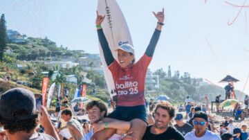Nadia Erostarbe celebra su victoria en el Ballito Pro 2025