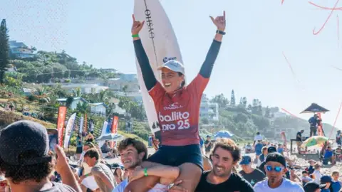 Nadia Erostarbe celebra su victoria en el Ballito Pro 2025 Nadia Erostarbe celebra su victoria en el Ballito Pro 2025