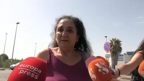 Inma, madre de Michu, atendiendo a la prensa a las puertas del tanatorio Inma, madre de Michu, atendiendo a la prensa a las puertas del tanatorio