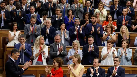 Pedro Sánchez es aplaudido por la bancada socialista tras su intervenvención en el pleno del Congreso de los Diputados Pedro Sánchez es aplaudido por la bancada socialista tras su intervenvención en el pleno del Congreso de los Diputados