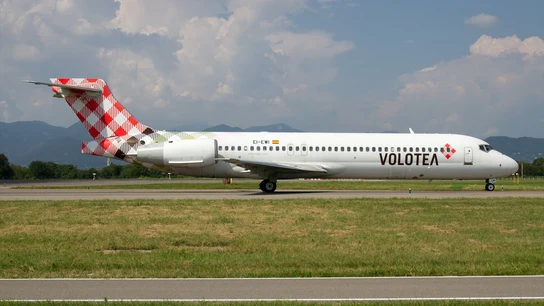 Imagen de archivo de un avión de Volotea en el aeropuerto de Bérgamo Imagen de archivo de un avión de Volotea en el aeropuerto de Bérgamo