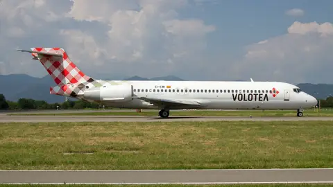 Imagen de archivo de un avión de Volotea en el aeropuerto de Bérgamo Imagen de archivo de un avión de Volotea en el aeropuerto de Bérgamo