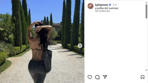 Kylie Jenner con el conjunto de lunares de Ralph Lauren Kylie Jenner con el conjunto de lunares de Ralph Lauren