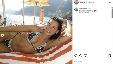 Dua Lipa con un bikini estampado de lunares Dua Lipa con un bikini estampado de lunares