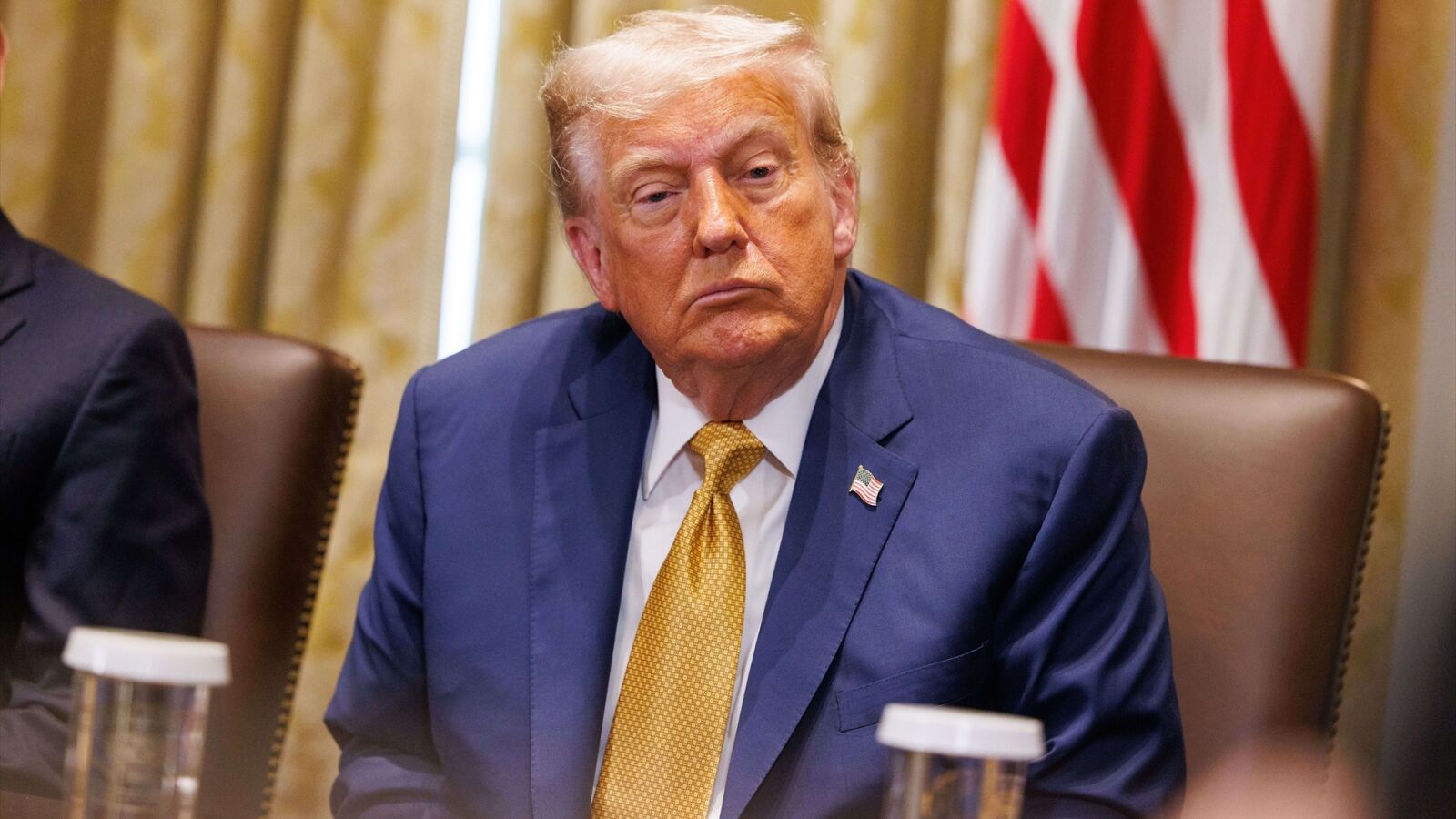 Donald Trump celebra sus primeros meses de gobierno envuelto en nuevas polémicas pero en un país 