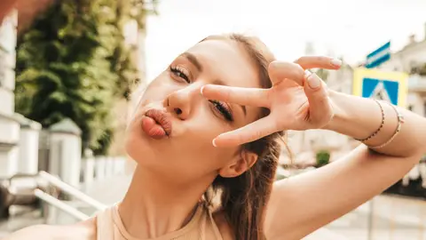 Una joven saludando a cámara Una joven saludando a cámara