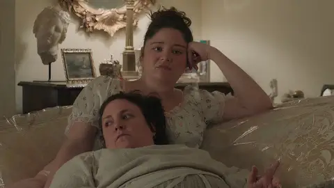 Megan Stalter y Lena Dunham en Too Much Megan Stalter y Lena Dunham en Too Much