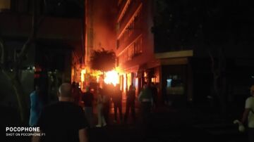 Un incendio en Las Palmas de Gran Canaria deja 12 afectdos, entre ellos un niño de 3 años