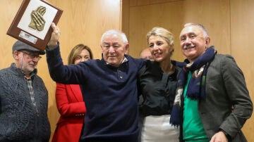 Suso Díaz acompañado por su hija y Pepe Álvarez