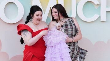 Lena Dunham y Megan Stalter presentan Too Much
