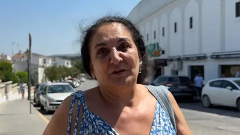 Inma, madre de Michu, atendiendo a los medios de comunicación Inma, madre de Michu, atendiendo a los medios de comunicación