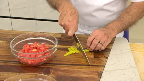 Corta las guindillas en rodajas finas y añádelas al bol Corta las guindillas en rodajas finas y añádelas al bol