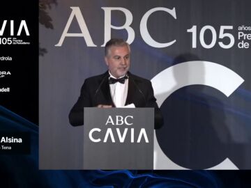 Carlos Alsina recibe el premio Luca de Tena de mano de los Reyes: "La radio es de charlatanes"