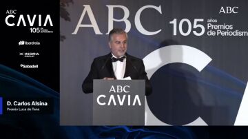 Carlos Alsina recibe el premio Luca de Tena de mano de los Reyes: "La radio es de charlatanes"