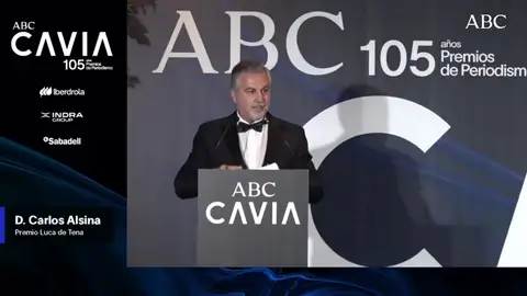 Carlos Alsina recibe el premio Luca de Tena de mano de los Reyes: "La radio es de charlatanes" Carlos Alsina recibe el premio Luca de Tena de mano de los Reyes: "La radio es de charlatanes"