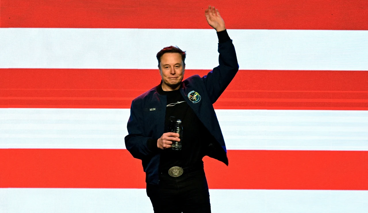 La inteligencia artificial de Elon Musk: antisemita y admiradora de Hitler.