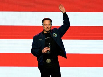 La inteligencia artificial de Elon Musk: antisemita y admiradora de Hitler.