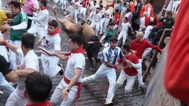 Tercer encierro San Fermín 2025: un encierro rapidísimo, con varias caídas y un herido por asta de toro