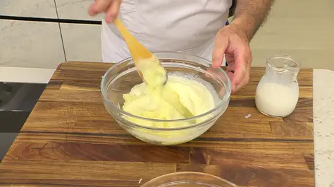 Añade la leche (caliente) y un poco de perejil picado Añade la leche (caliente) y un poco de perejil picado