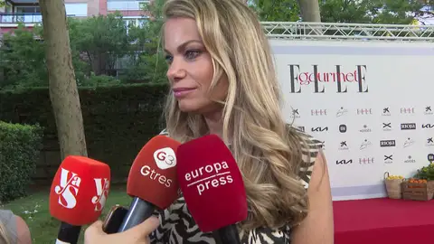 Carla Goyanes atendiendo a la prensa Carla Goyanes atendiendo a la prensa